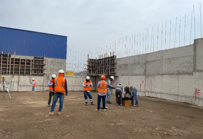 Cerco y losa de almacén - Monsa