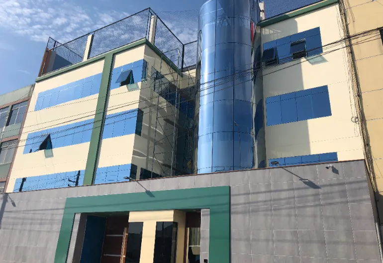 Colegio Santísima Cruz - Remodelación e instalación de mamparas