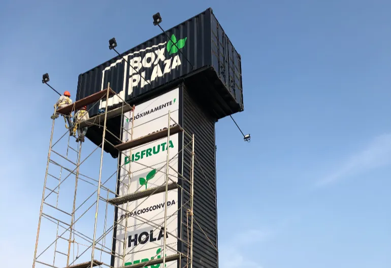 Tótem publicitario Costa Verde - W+R